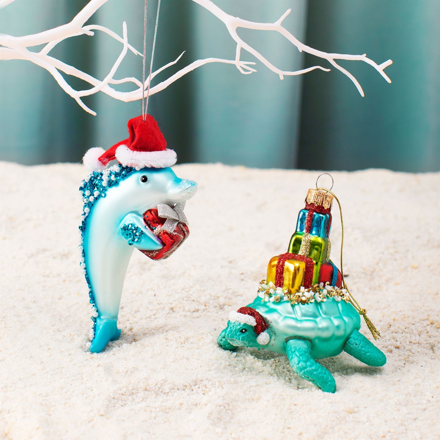 Joulukuusenkoriste delfiini ja lahja