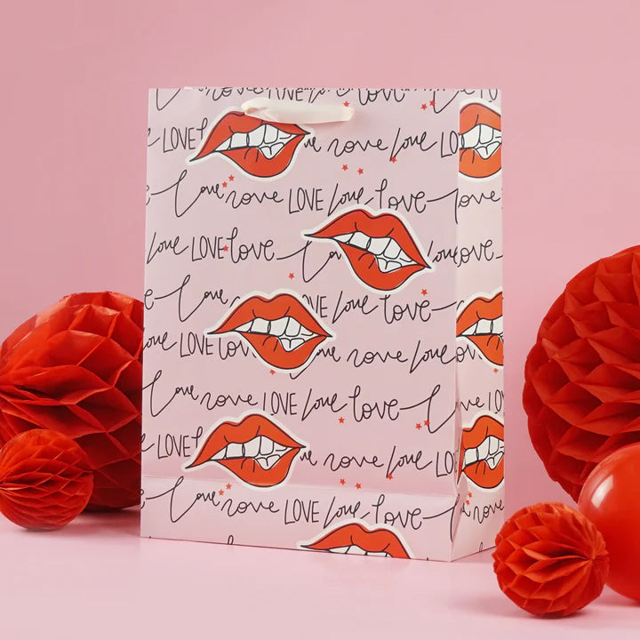 LOVE, suuri lahjakassi