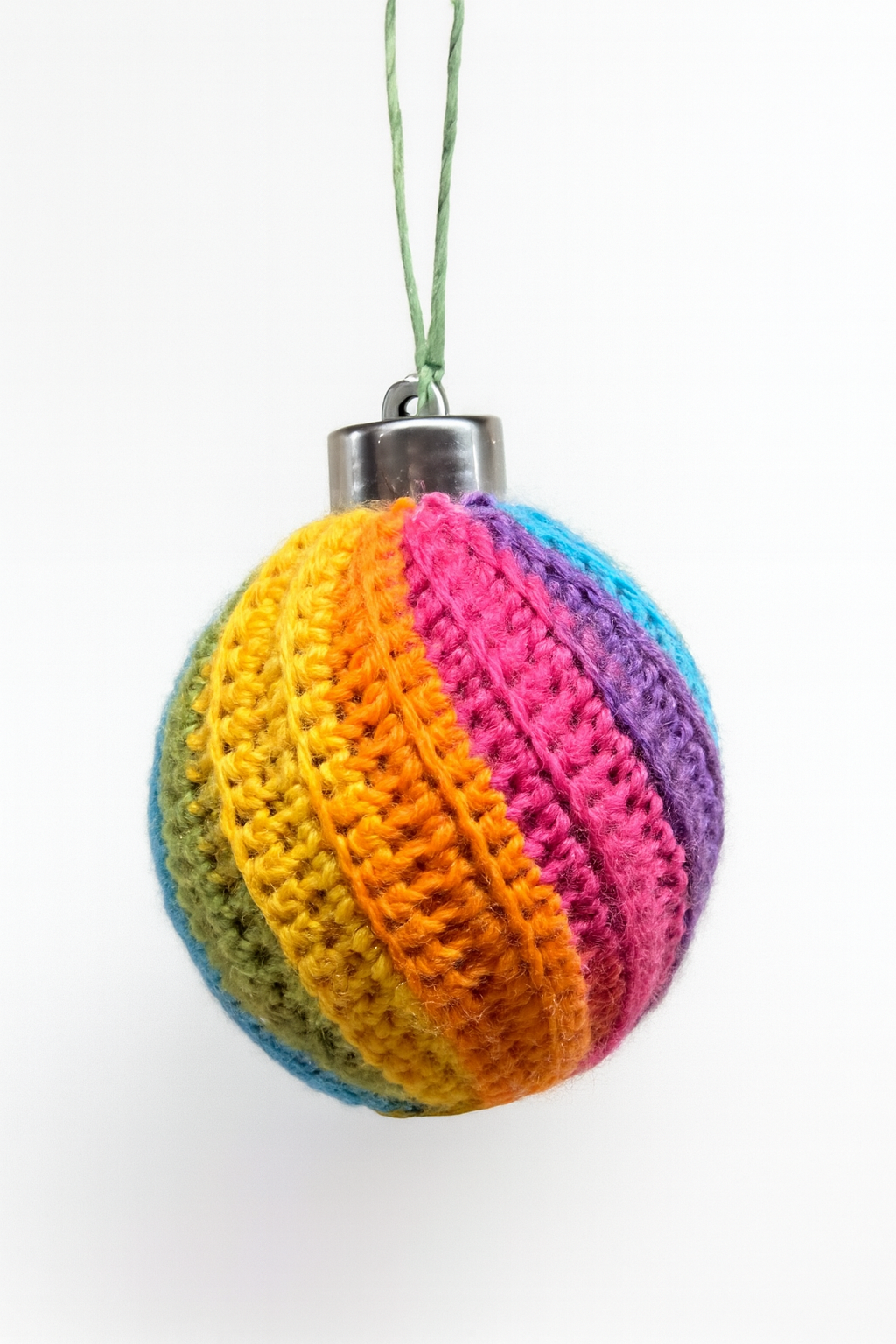 Sateenkaari joulukuusenkoriste - virkattu