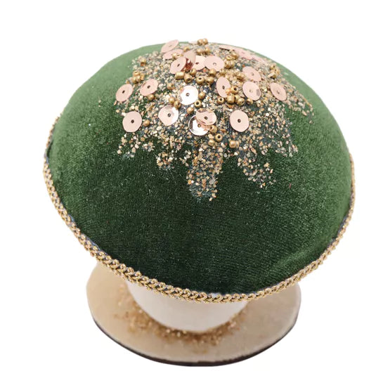 Samettinen vihreä sienikoriste alustalla